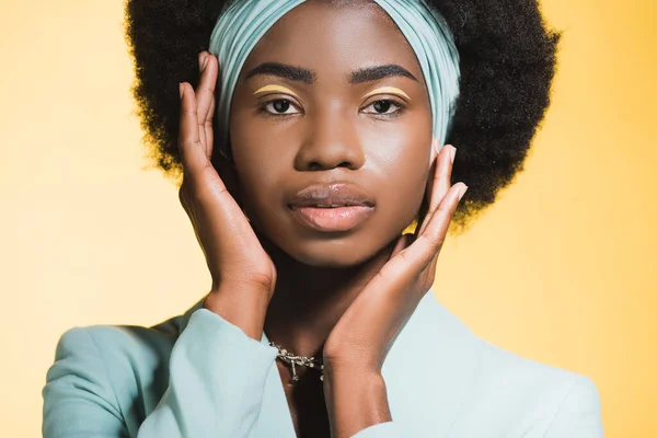 Africano americano jovem mulher em azul elegante roupa isolada no amarelo — Fotografia de Stock