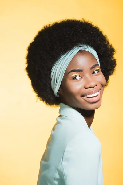 Feliz Africano americano jovem mulher em azul elegante roupa isolada no amarelo — Fotografia de Stock