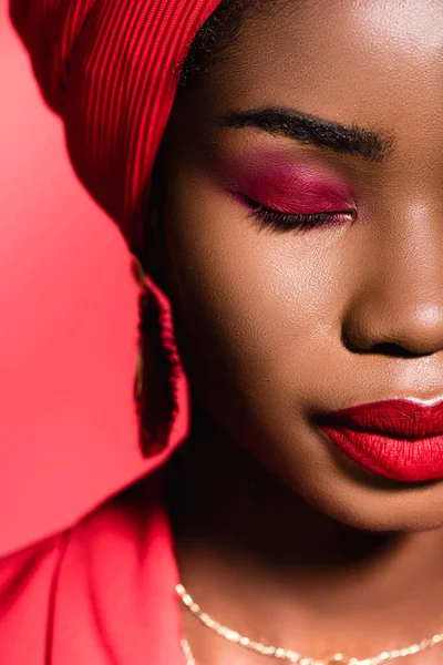 Close-up da jovem afro-americana com maquiagem vermelha e olhos fechados — Fotografia de Stock