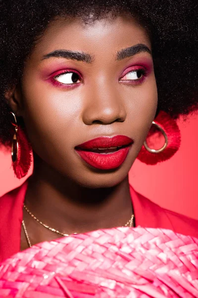 Surpreso afro-americano jovem mulher isolada no vermelho — Fotografia de Stock