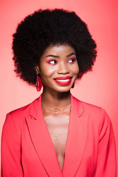 Heureux afro-américain jeune femme en tenue élégante isolé sur rouge — Photo de stock