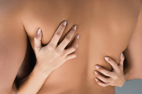 Vue recadrée de la femme touchant le dos de l'homme torse nu — Photo de stock