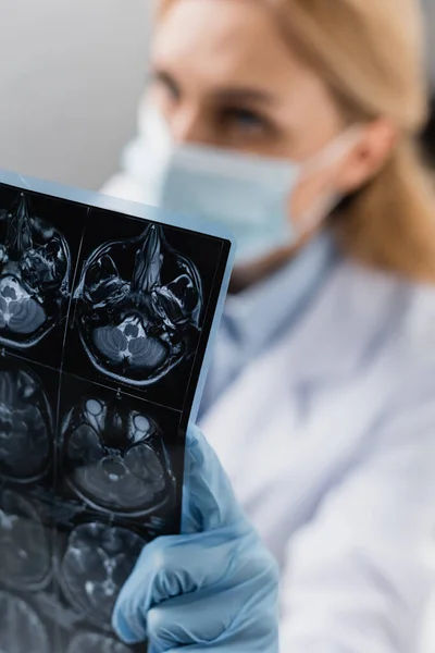 Röntgen in der Nähe Wissenschaftler in medizinischer Maske auf verschwommenem Hintergrund — Stockfoto