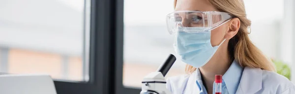 Científico en máscara médica y gafas en laboratorio, bandera - foto de stock