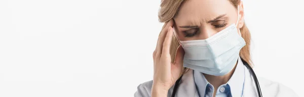 Müde Krankenschwester in medizinischer Maske mit Kopfschmerzen isoliert auf weißem Banner — Stockfoto