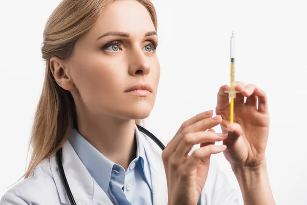 Krankenschwester im weißen Mantel hält Spritze mit Impfstoff isoliert auf weiß — Stockfoto