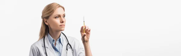 Infirmière en manteau blanc regardant la seringue avec vaccin isolé sur blanc, bannière — Photo de stock