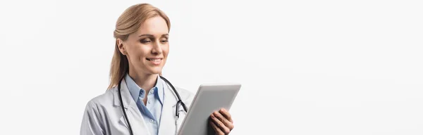 Glückliche Krankenschwester im weißen Kittel mit digitalem Tablet isoliert auf weißem Banner — Stockfoto