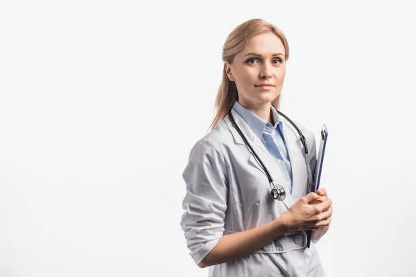 Enfermera en capa blanca sujetando portapapeles aislado en blanco - foto de stock