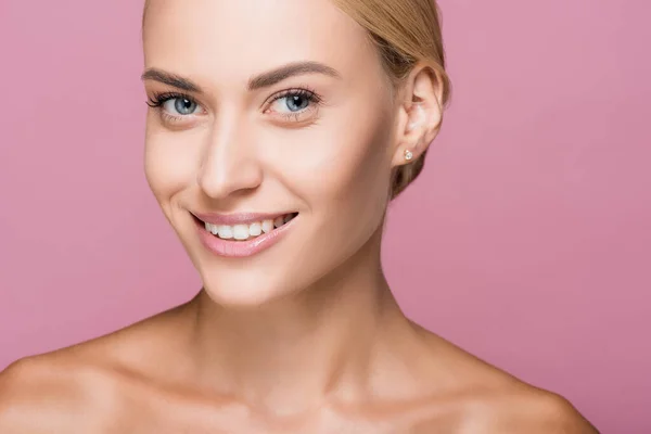 Усміхнена красива блондинка з ідеальною шкірою ізольована на рожевому — стокове фото