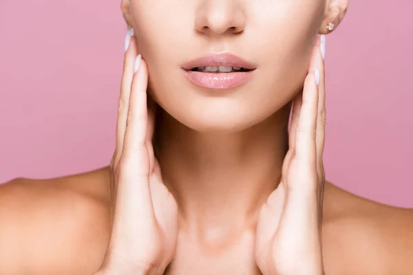 Vista ritagliata di bella donna con pelle perfetta viso toccante isolato su rosa — Foto stock