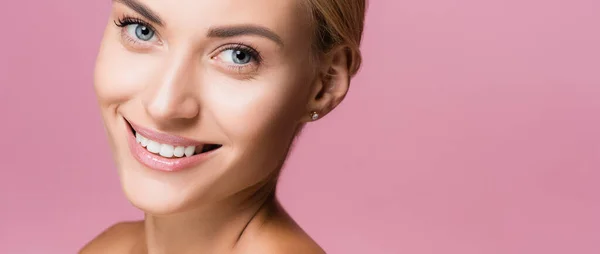 Bella donna bionda sorridente con pelle perfetta isolata sul rosa — Foto stock