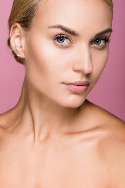 Schöne blonde Frau mit perfekter Haut isoliert auf rosa — Stockfoto
