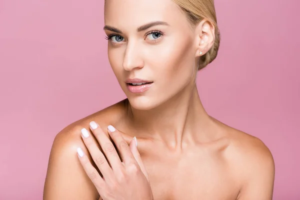 Hermosa mujer rubia con piel perfecta aislada en rosa — Stock Photo