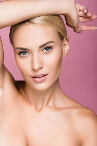 Bela mulher loira posando com a mão isolada em rosa — Fotografia de Stock