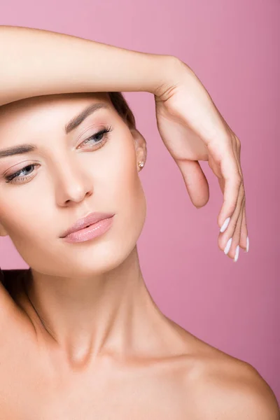 Bella donna bionda posa con mano isolata su rosa — Foto stock