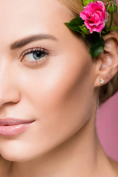Close-up de bela mulher loira com pele perfeita e rosa flor no cabelo isolado em rosa — Fotografia de Stock