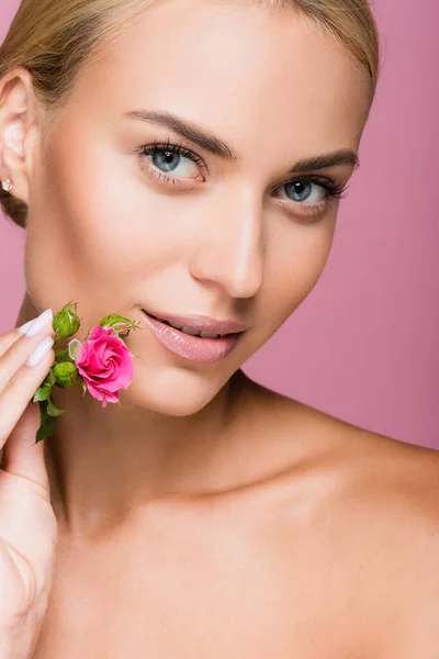 Bella donna bionda con pelle perfetta e fiore di rosa isolato su rosa — Foto stock