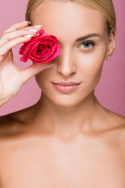 Bela mulher loira com flor de rosa no olho isolado em rosa — Fotografia de Stock