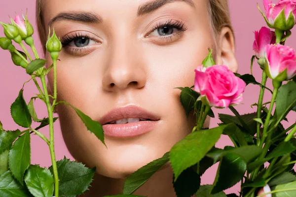 Hermosa mujer rubia con ramo de rosas aislado en rosa - foto de stock