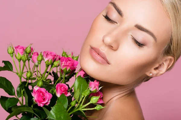 Bella donna bionda con mazzo di rose isolato su rosa — Foto stock