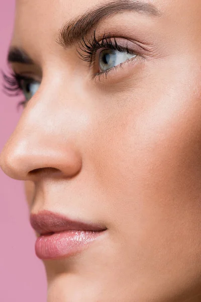 Close-up de mulher bonita com pele perfeita isolada em rosa — Fotografia de Stock