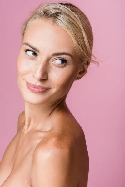 Sorrindo bela mulher loira com sardas e ombros nus isolados em rosa — Fotografia de Stock