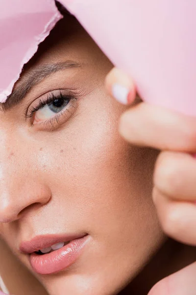 Primo piano di bella donna con lentiggini in buco di carta rosa — Foto stock