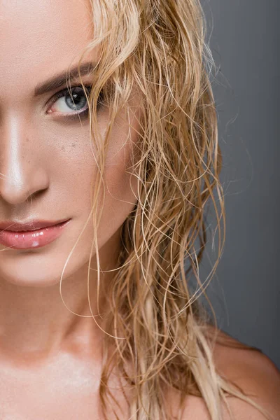 Блондинка з мокрим волоссям ізольована на сірому — стокове фото