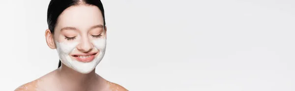 Sourire jeune belle femme avec vitiligo et masque d'argile sur le visage isolé sur blanc, bannière — Photo de stock