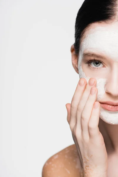 Abgeschnittene Ansicht der jungen schönen Frau mit Vitiligo und Tonmaske auf dem Gesicht isoliert auf weiß — Stockfoto