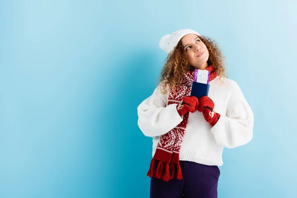 Verträumte junge Frau in Hut und Pullover mit blauem Pass — Stockfoto