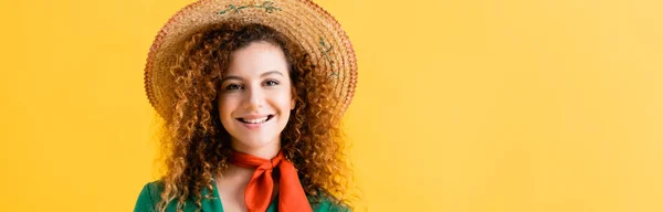 Весела молода жінка в солом'яному капелюсі посміхається ізольовано на жовтому, банер — стокове фото