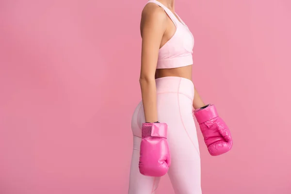 Vista cortada de jovem esportista em luvas de boxe de pé isolado em rosa — Fotografia de Stock