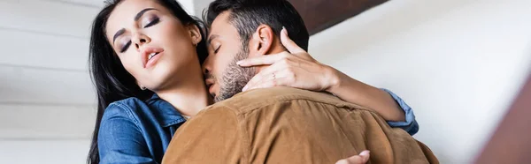 Mulher sedutora com olhos fechados beijando pescoço de namorada morena sexy, banner — Fotografia de Stock