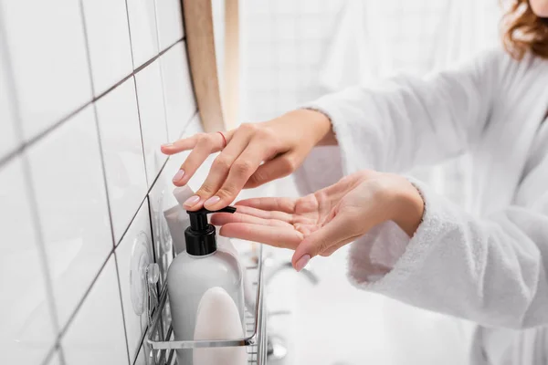 Ausgeschnittene Ansicht der Frau Anwendung kosmetischer Creme im Badezimmer — Stockfoto