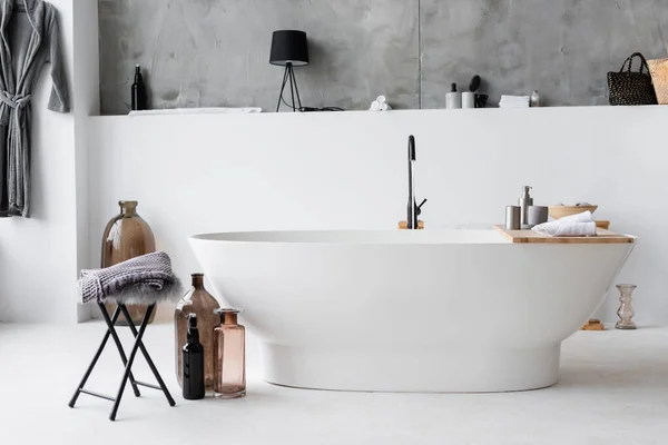 Intérieur de salle de bain moderne avec des bouteilles décoratives — Photo de stock