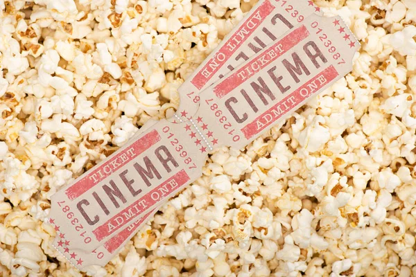 Vista dall'alto dei biglietti del cinema su popcorn croccanti ariosi — Foto stock