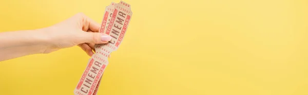 Vista ritagliata di donna che tiene i biglietti del cinema isolati su giallo, banner — Foto stock