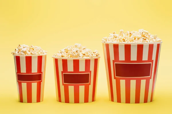 Grands, moyens et petits seaux de pop-corn jaune, concept cinéma — Photo de stock