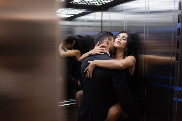Jovem casal sexy fazendo amor no elevador — Fotografia de Stock