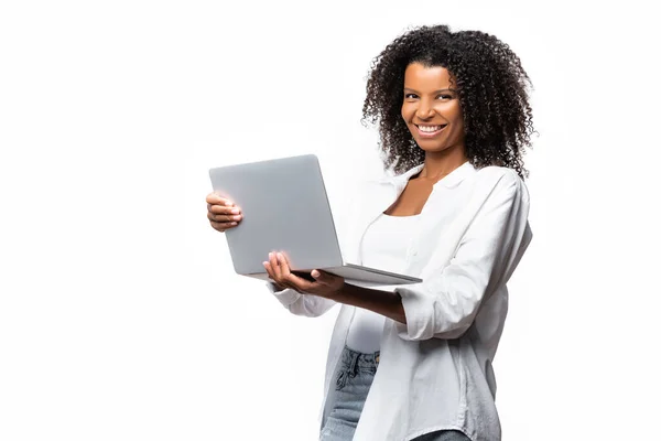 Sorridente donna afro-americana in possesso di laptop isolato su bianco — Foto stock