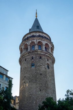 Mavi gökyüzü ve galata kulesi