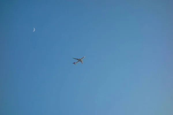 Der Blaue Himmel Und Das Flugzeug — Stockfoto