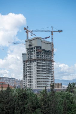 yeni bina ve mavi gökyüzü