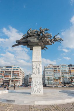 Atatürk meydanı ve heykeli