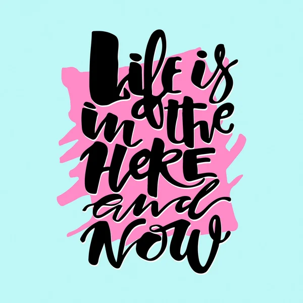 Het leven is in het hier en nu concept hand belettering motivatie po — Stockvector