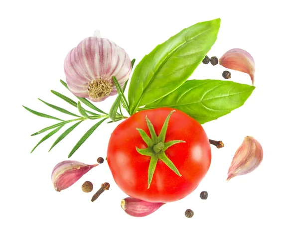 Pomodoro fresco maturo con erbe e aglio — Foto Stock