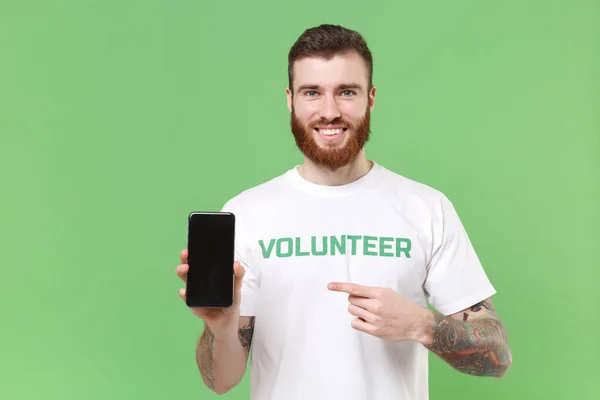 Hombre Sonriente Con Camiseta Voluntaria Aislada Sobre Fondo Verde Pastel Fotos De Stock