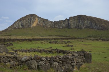 Ahu Tongariki. Çok sayıda antik Moai heykel üzerinde sahil Rapa Nui (Paskalya Adası) sitesi. Heykeller nerede oyulmuş Rano Raraku, arka planda olduğunu.